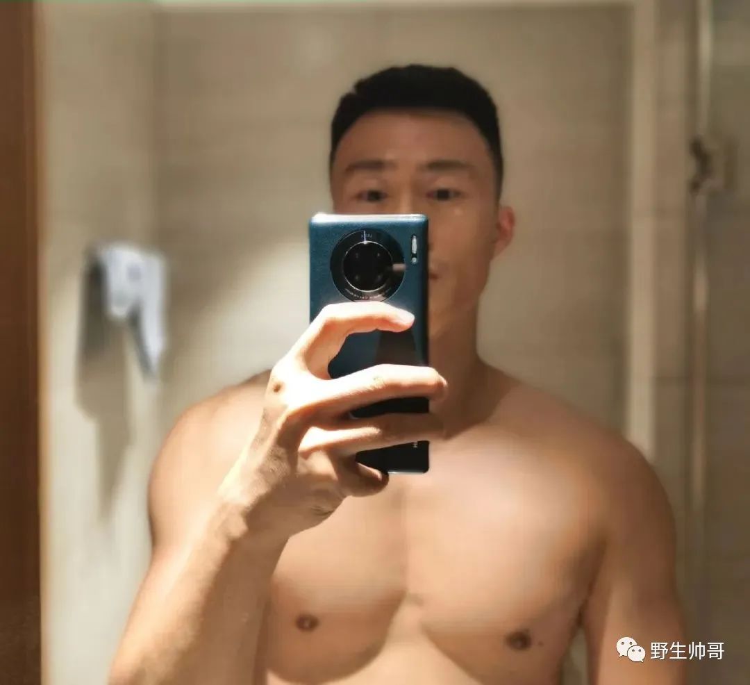 围一条浴巾的山东肌肉大胸男，大鼻子太会撩了！