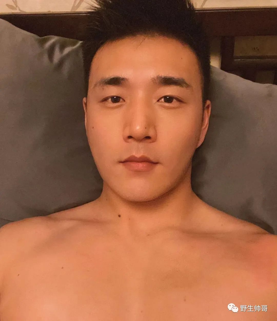 大汗淋漓的小哥自拍，想帮他搽汗了