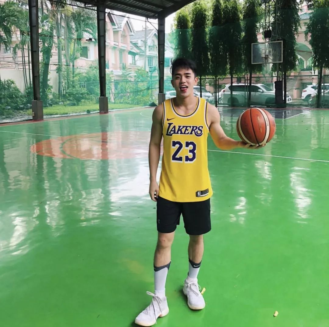 篮球体育生长太帅，长腿初中高中就做男模赚钱了