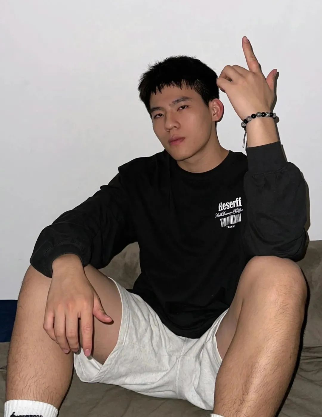 00 后帅气大男孩，酷酷的摆着手势 