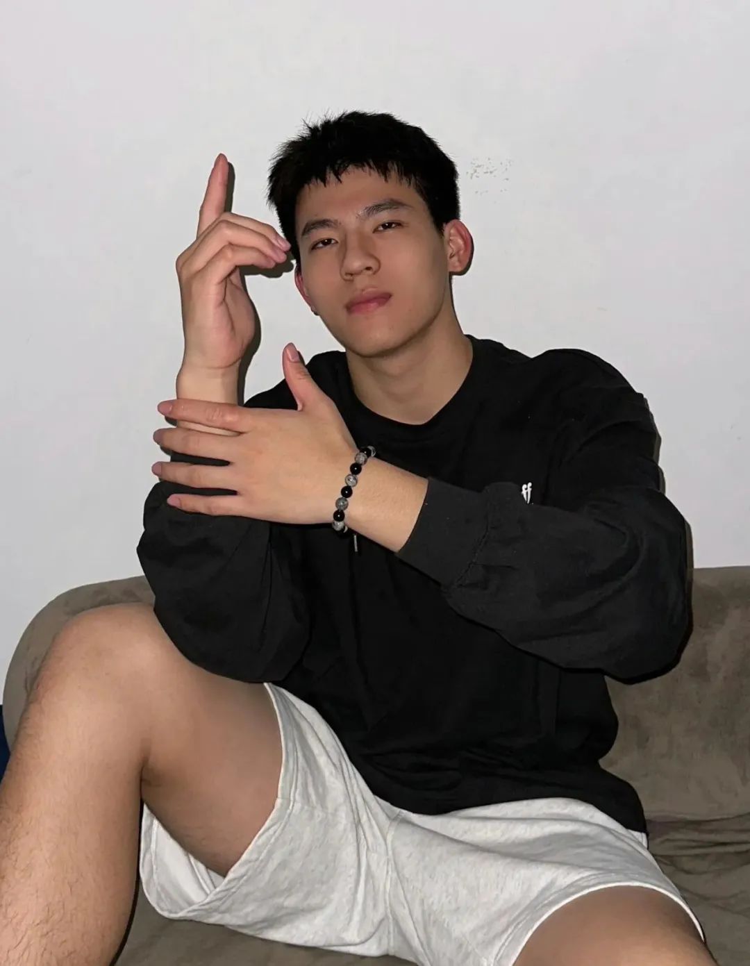 00 后帅气大男孩，酷酷的摆着手势 
