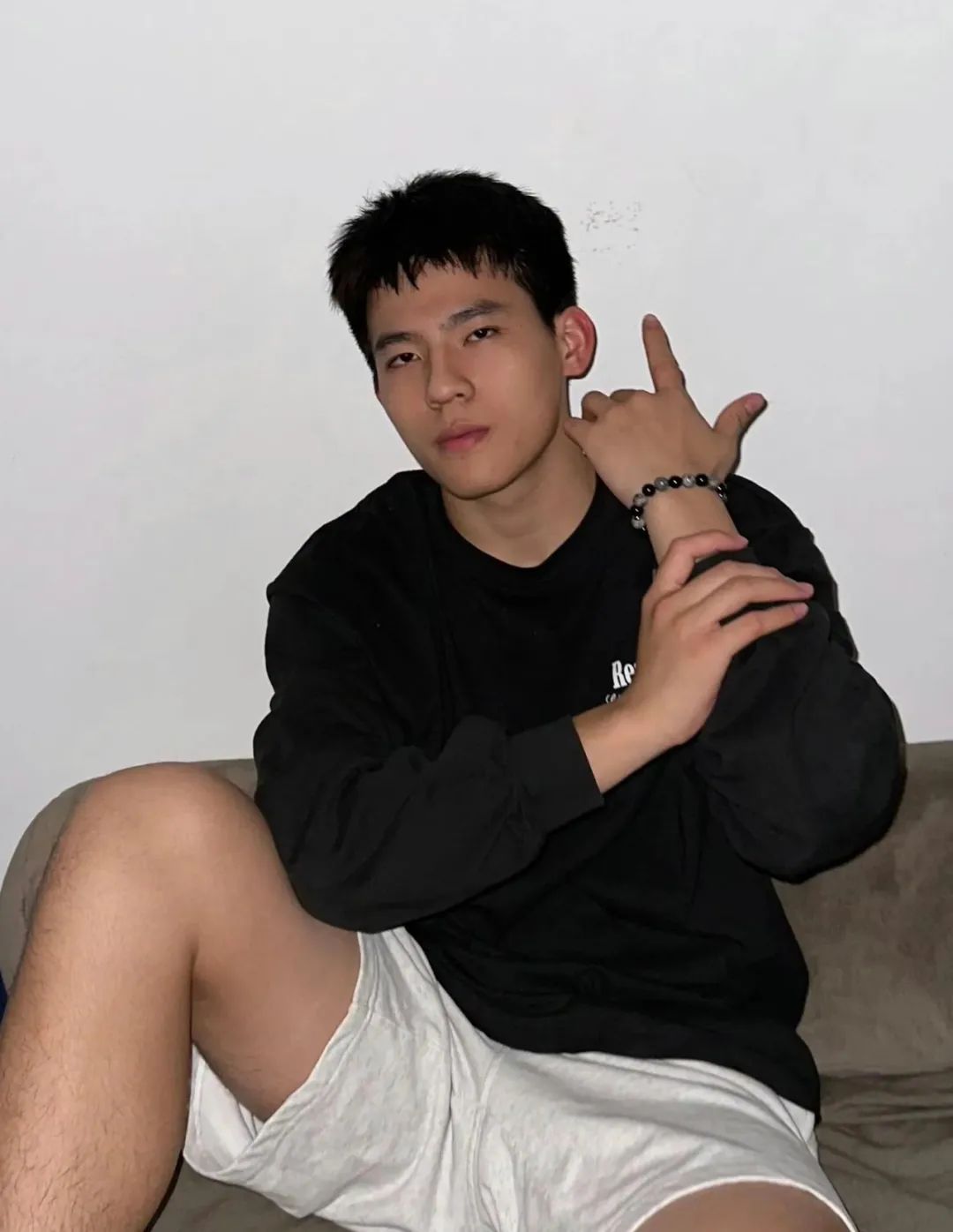 00 后帅气大男孩，酷酷的摆着手势