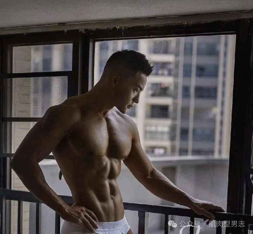 黑皮硬腹肌 白内边 卧室 私拍 胸肌大 汗水