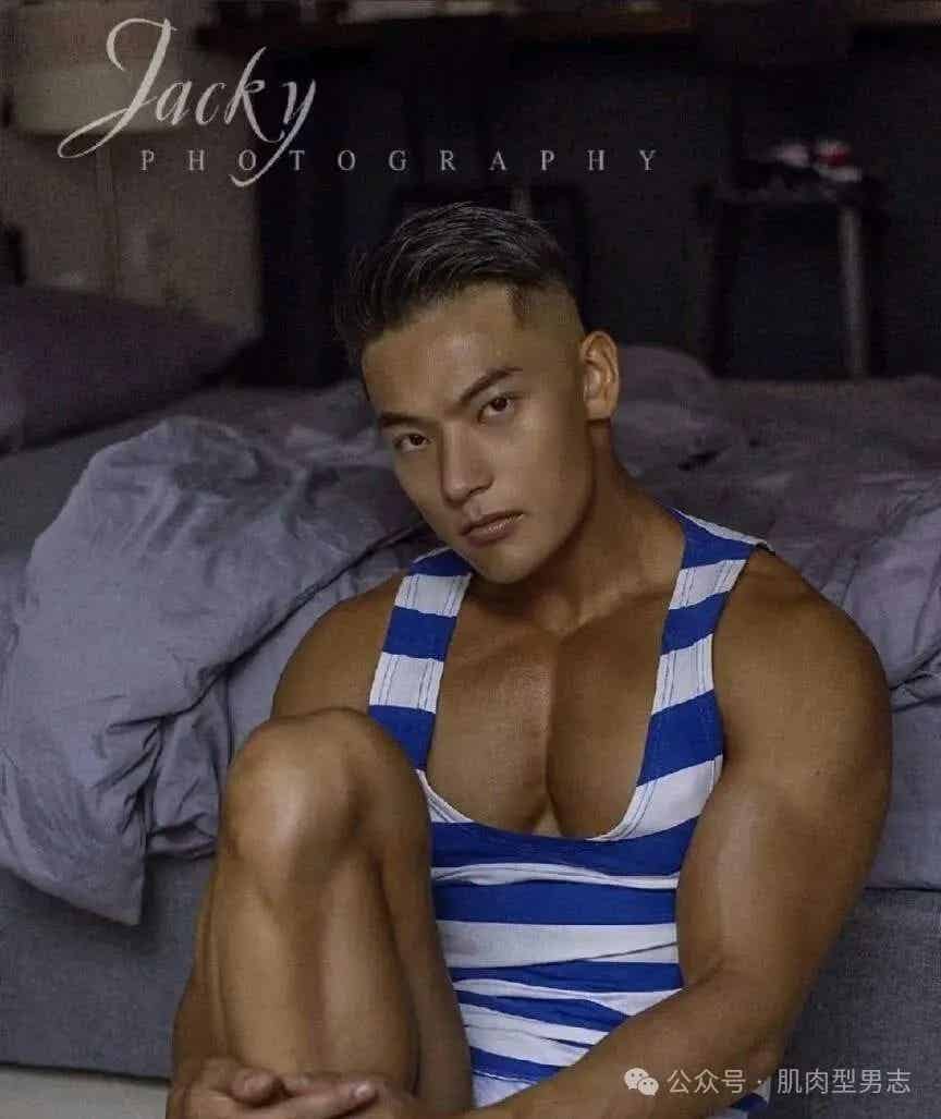 黑皮硬腹肌 白内边 卧室 私拍 胸肌大 汗水