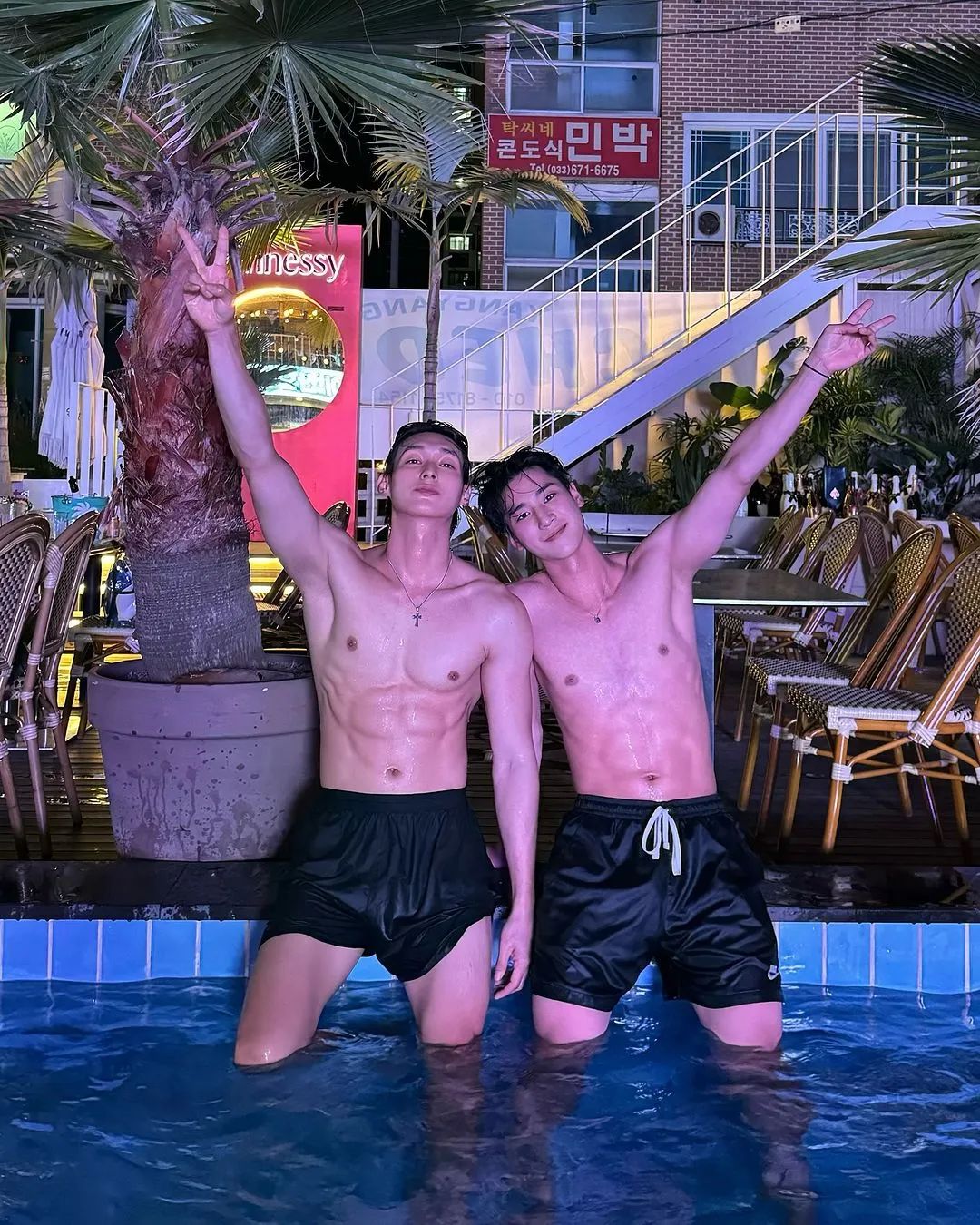 这哥俩感情是真好！腋下管理也要一起做~
