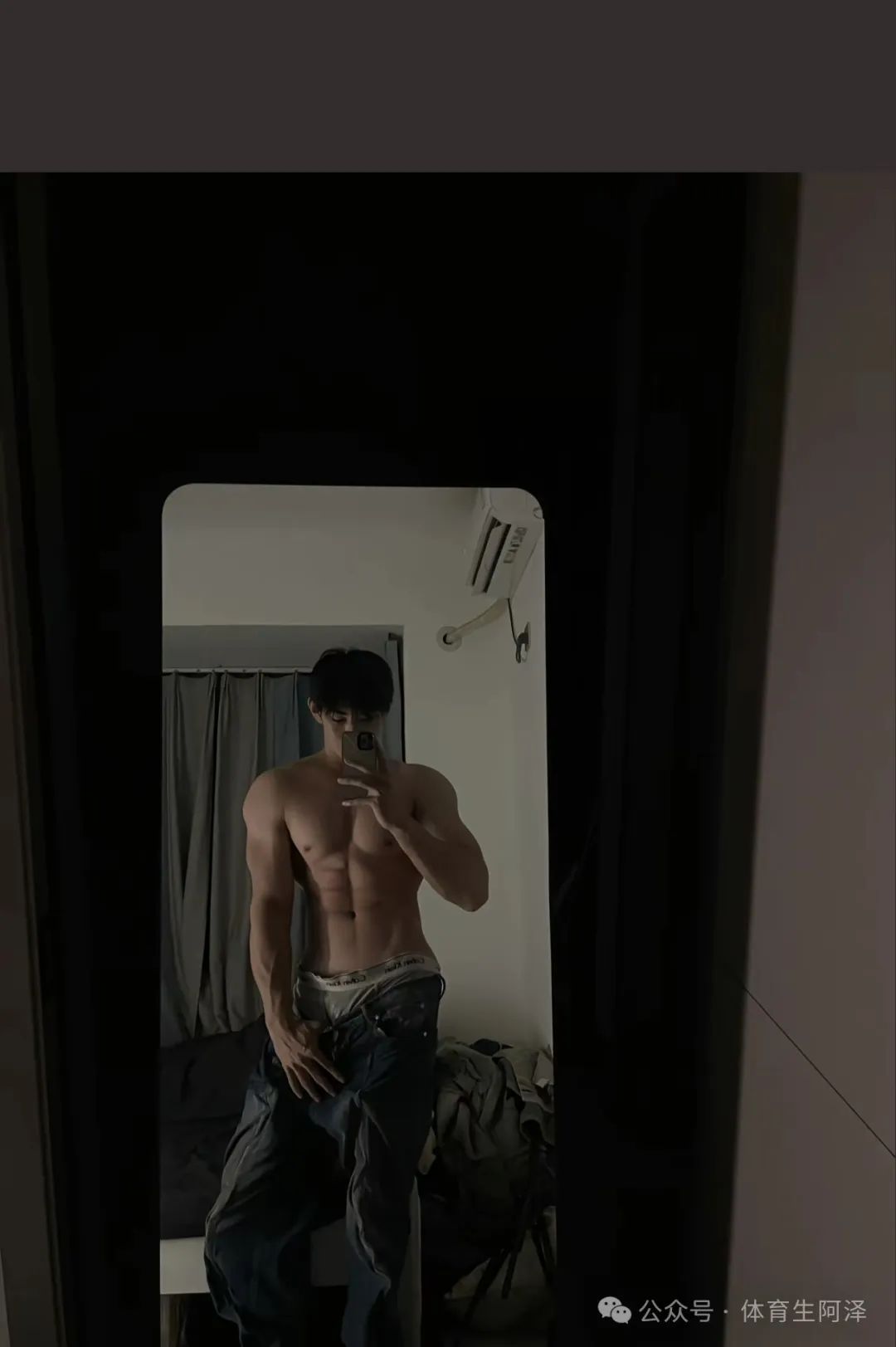 CK 内裤新晋顶流男模，裤子从来没拉上过......