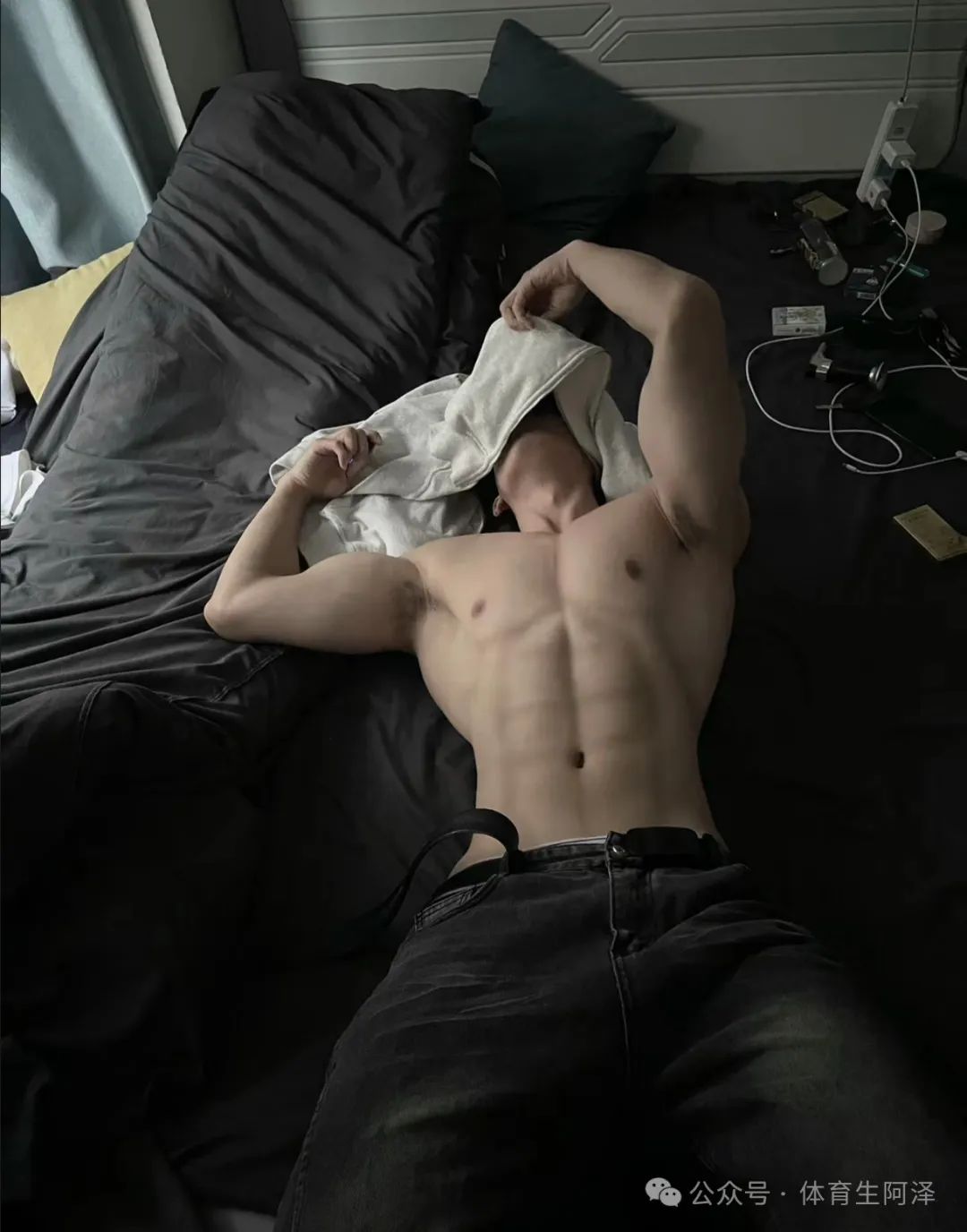 CK 内裤新晋顶流男模，裤子从来没拉上过......