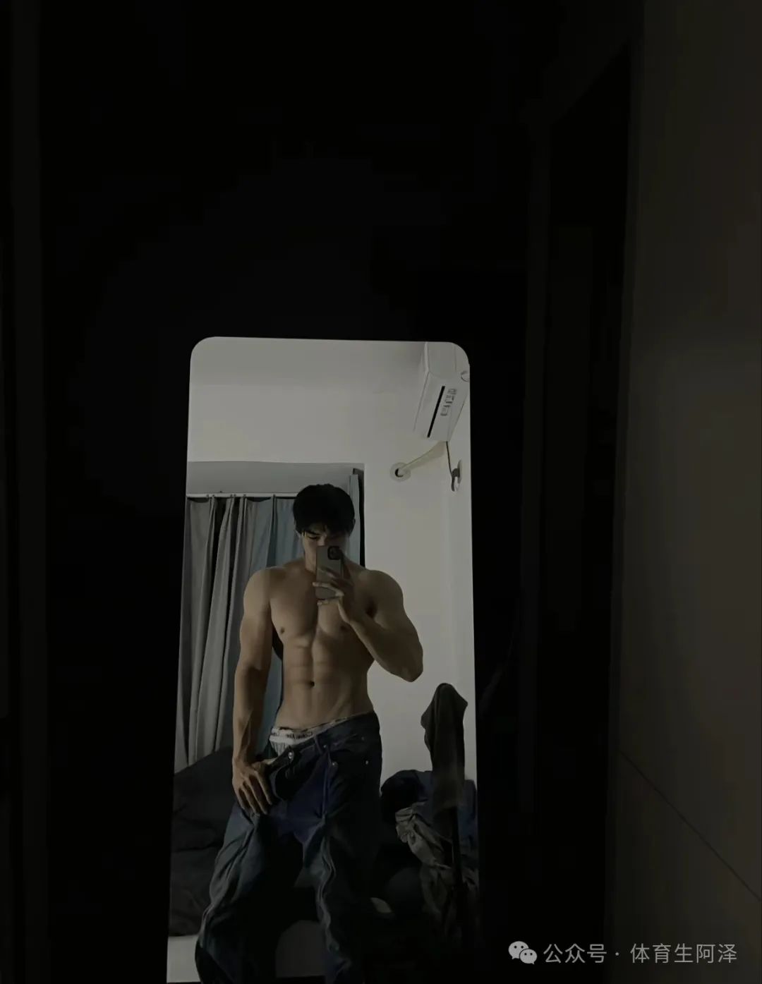 CK 内裤新晋顶流男模，裤子从来没拉上过......