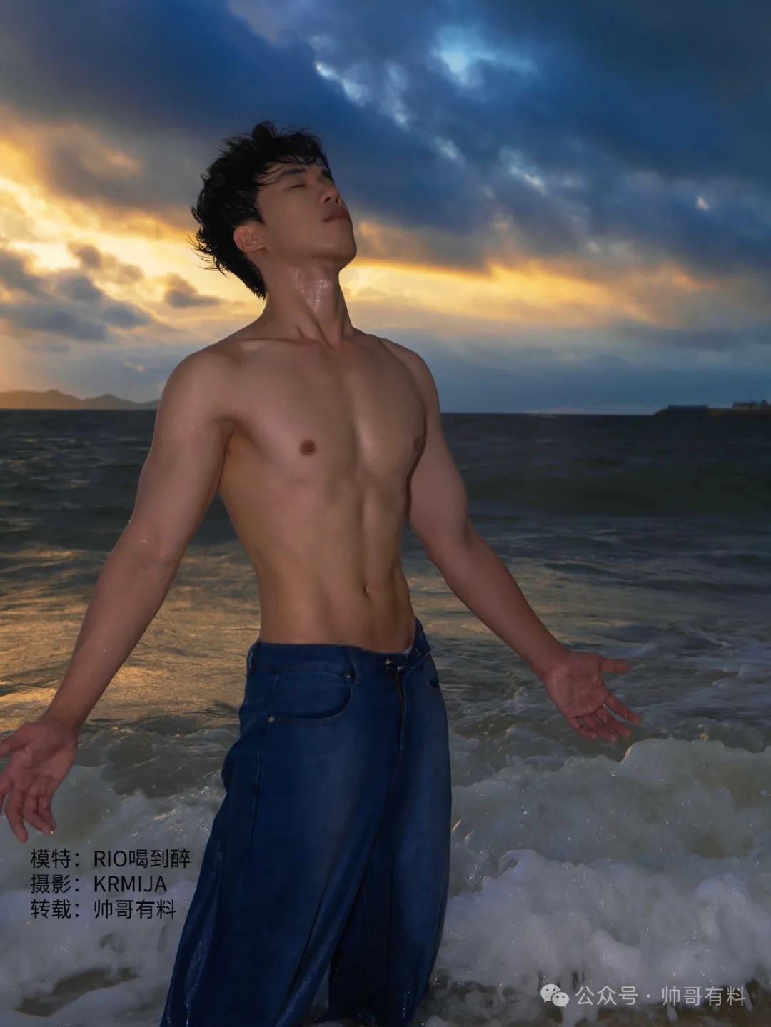 海边日出下的肌肉帅哥大片，湿身出境，这身材太欲了！