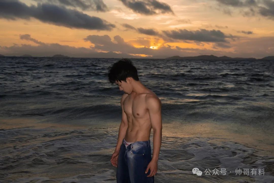 海边日出下的肌肉帅哥大片，湿身出境，这身材太欲了！
