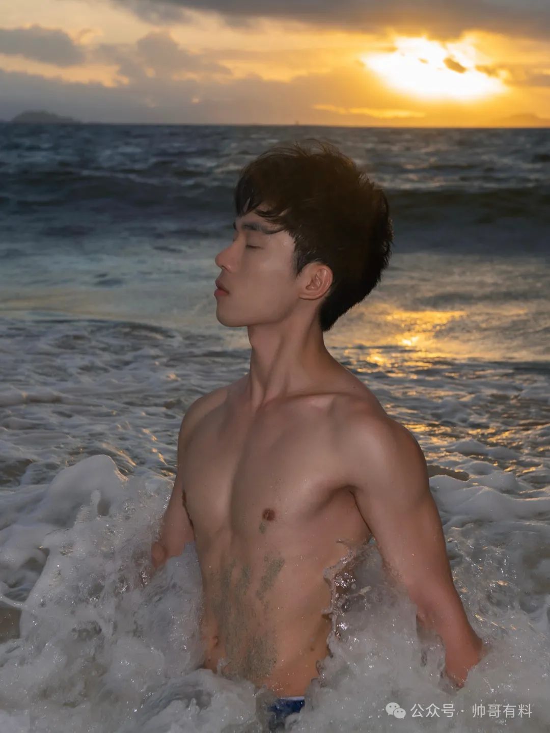 海边日出下的肌肉帅哥大片，湿身出境，这身材太欲了！