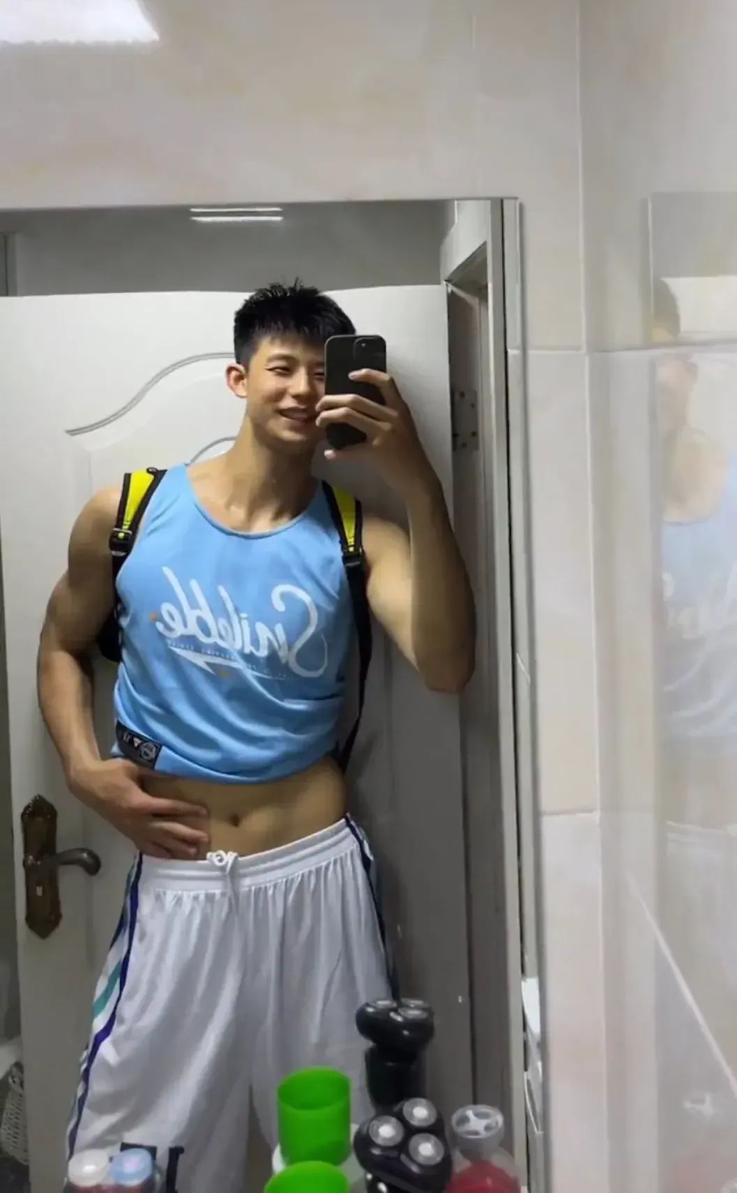  肌肉直男在网吧脱了！这身材腹肌太硬了！