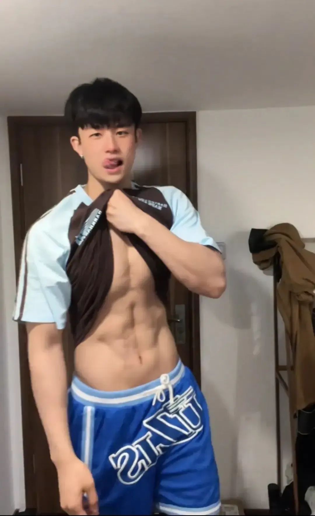  肌肉直男在网吧脱了！这身材腹肌太硬了！