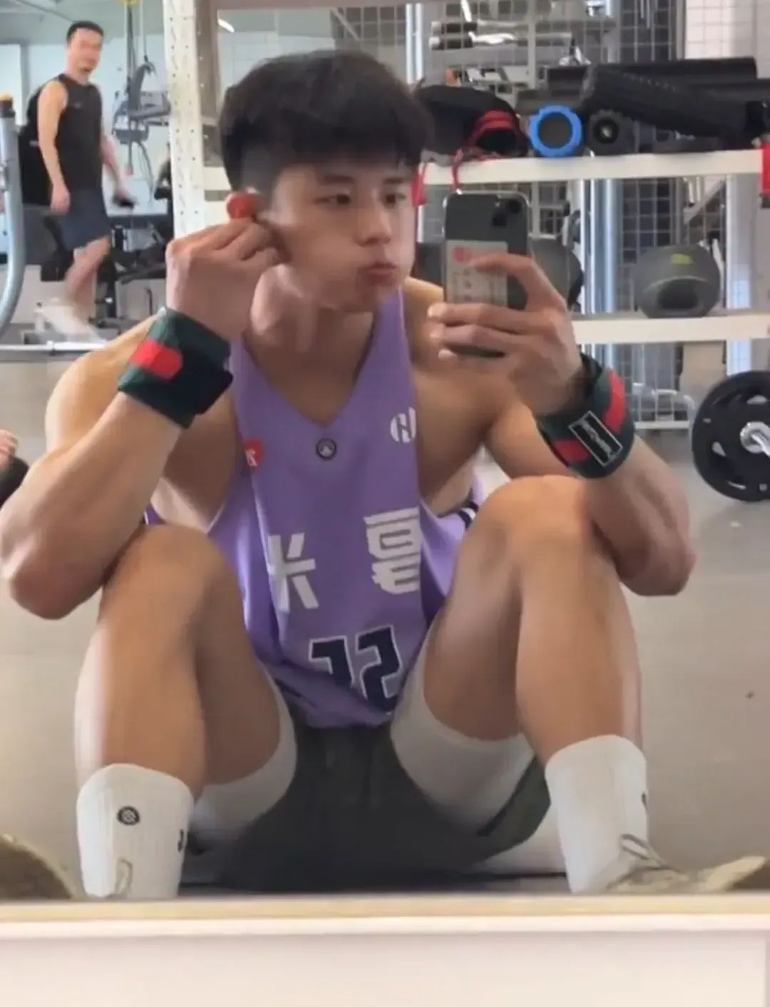  肌肉直男在网吧脱了！这身材腹肌太硬了！