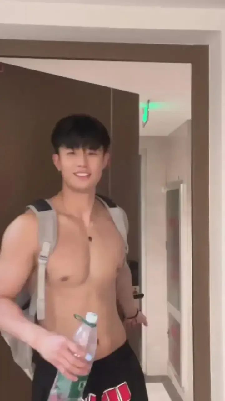 肌肉直男在网吧脱了！这身材腹肌太硬了！