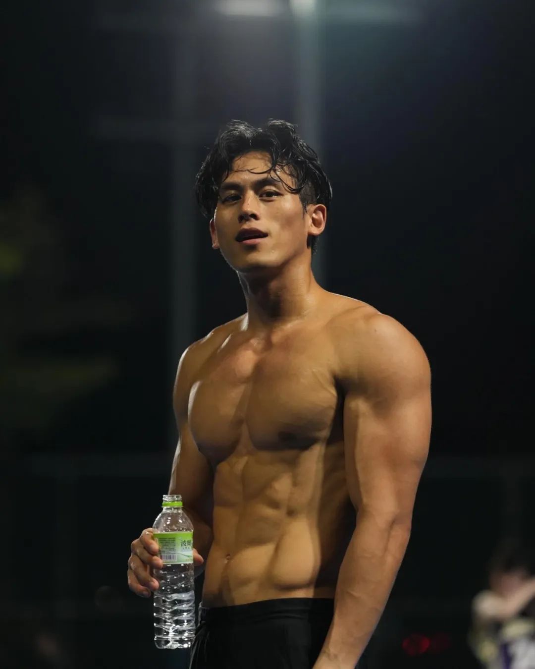 湾湾男艺人可真会整活儿！打个篮球成为全场焦点