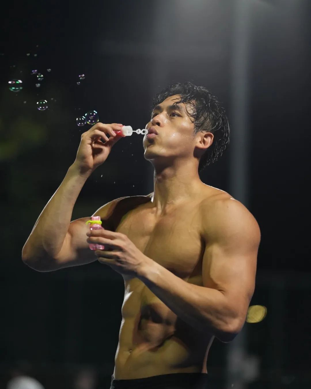湾湾男艺人可真会整活儿！打个篮球成为全场焦点