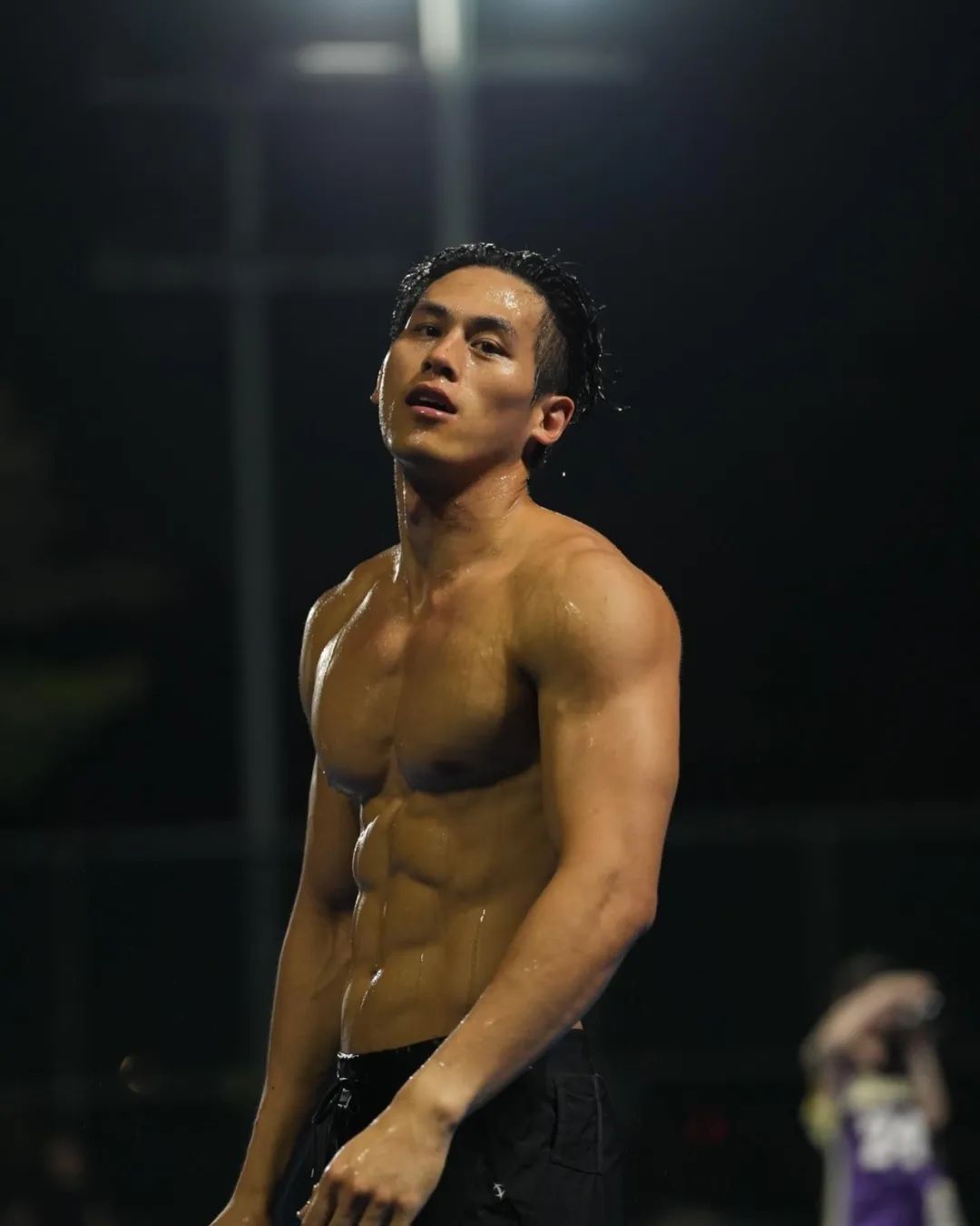 湾湾男艺人可真会整活儿！打个篮球成为全场焦点