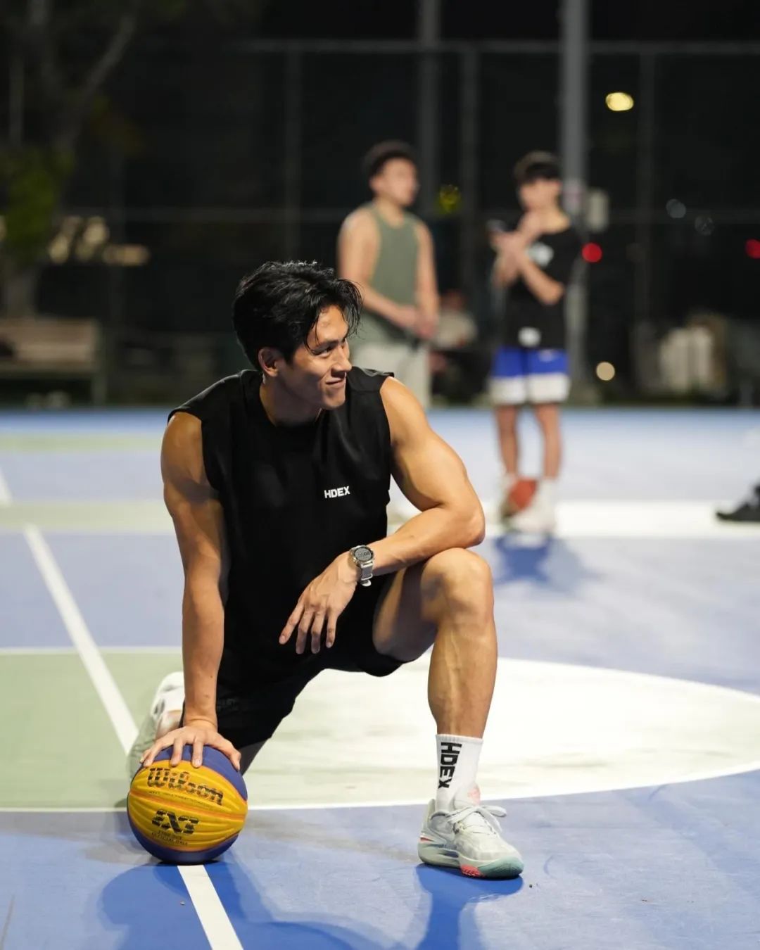 湾湾男艺人可真会整活儿！打个篮球成为全场焦点