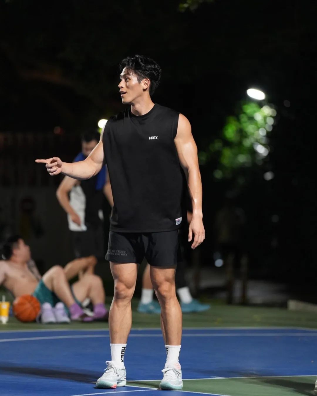 湾湾男艺人可真会整活儿！打个篮球成为全场焦点