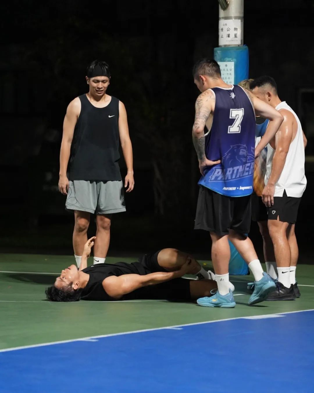 湾湾男艺人可真会整活儿！打个篮球成为全场焦点