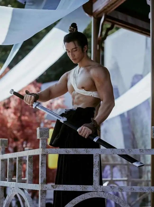 民国风肌肉男神，6 块腹肌爆棚的肌肉写真！