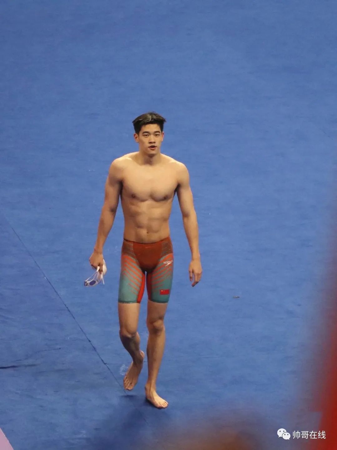 泳池中最猛的体育生弟弟，04 年鲜肉男菩萨真的杀疯了！