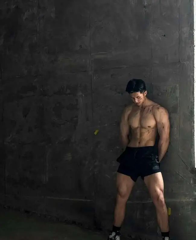 民国风肌肉男神，6 块腹肌爆棚的肌肉写真！