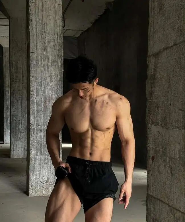民国风肌肉男神，6 块腹肌爆棚的肌肉写真！