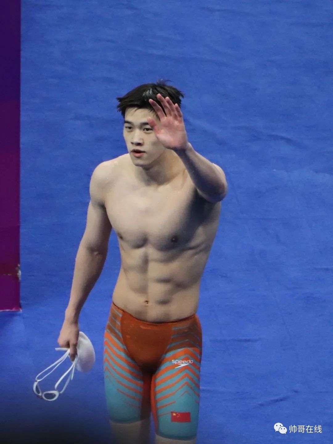 泳池中最猛的体育生弟弟，04 年鲜肉男菩萨真的杀疯了！