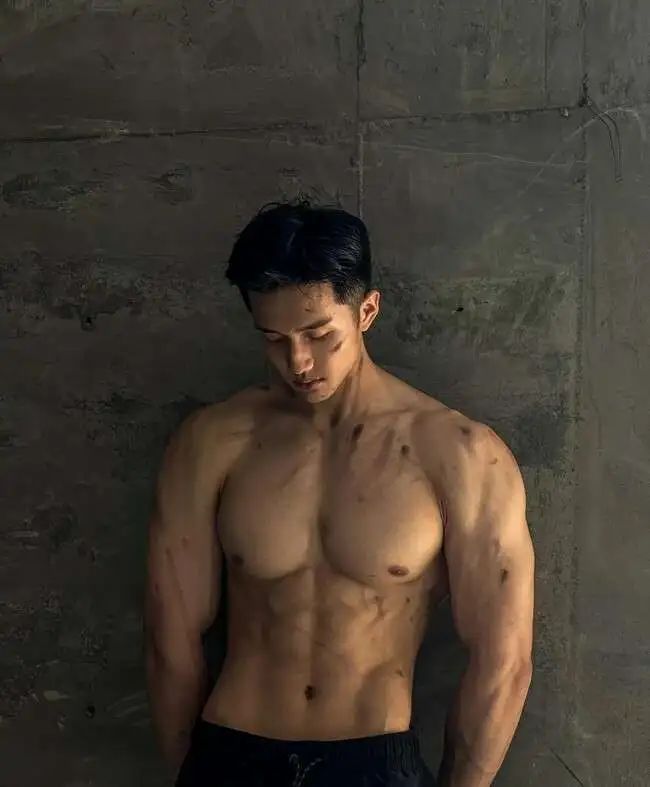 民国风肌肉男神，6 块腹肌爆棚的肌肉写真！