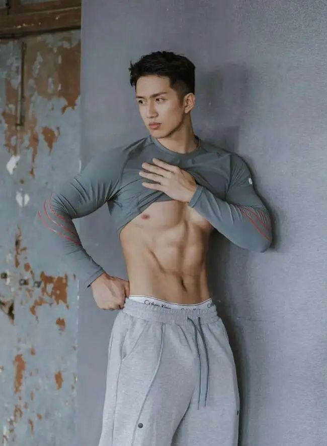 民国风肌肉男神，6 块腹肌爆棚的肌肉写真！