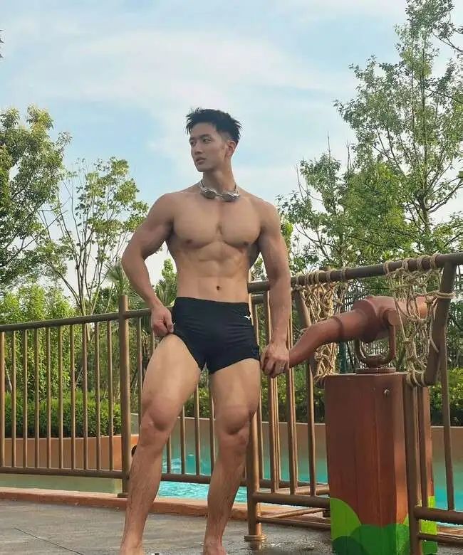 民国风肌肉男神，6 块腹肌爆棚的肌肉写真！