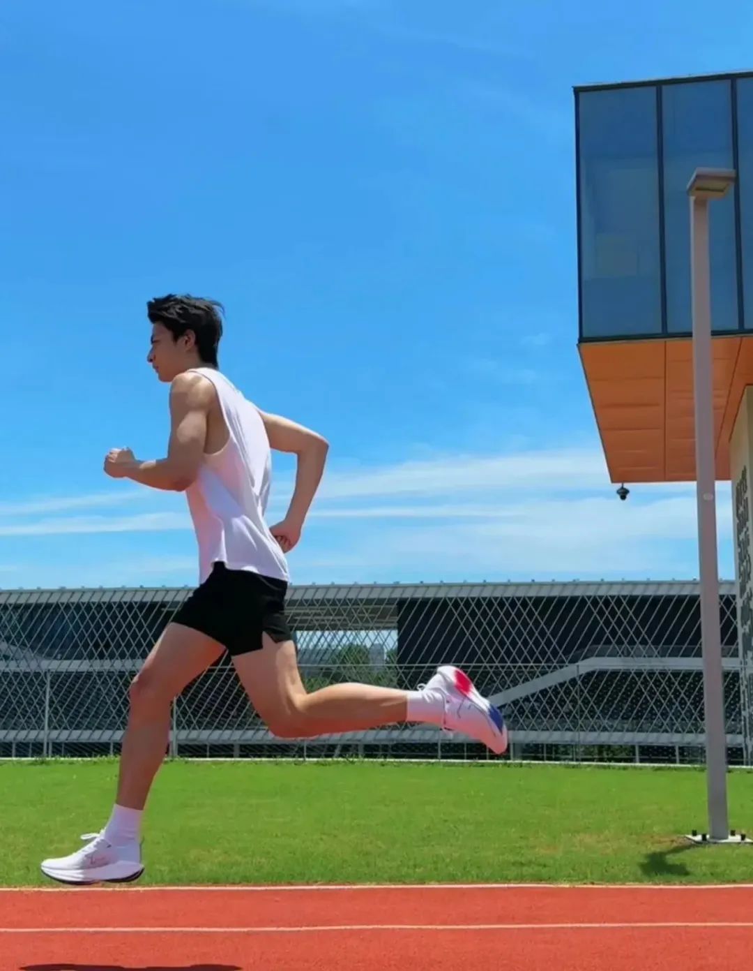 182cm 田径体育生，操场上最靓的仔 