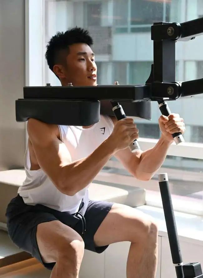  黑皮体育生，人夫感大手臂满满的安全感 