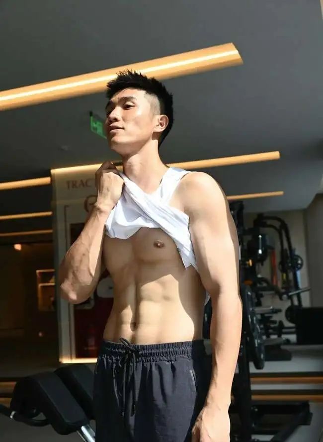  黑皮体育生，人夫感大手臂满满的安全感 