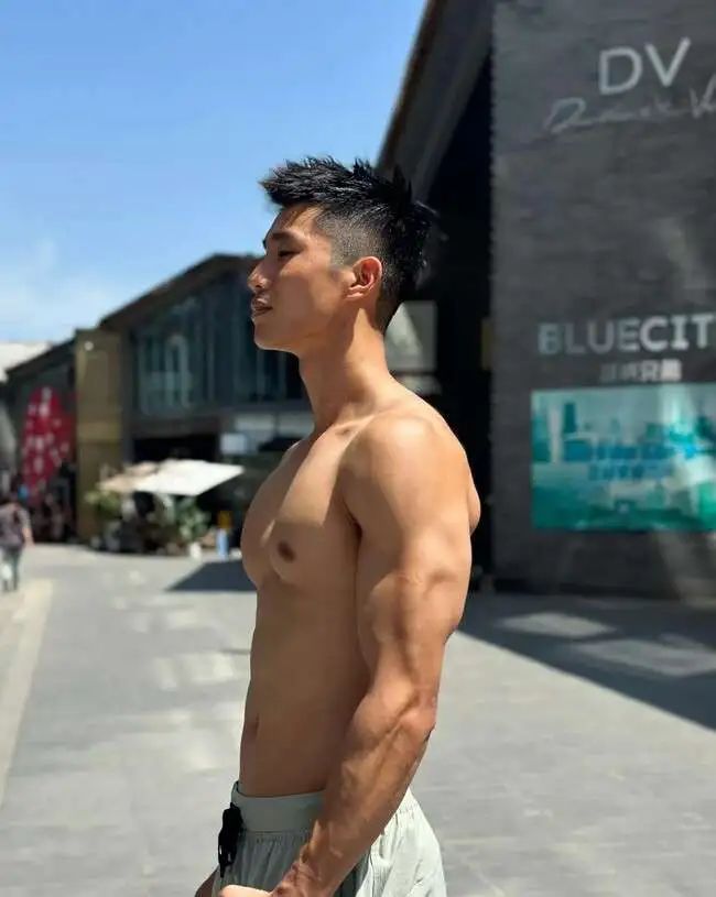  黑皮体育生，人夫感大手臂满满的安全感 