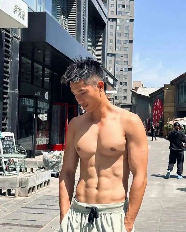  黑皮体育生，人夫感大手臂满满的安全感 