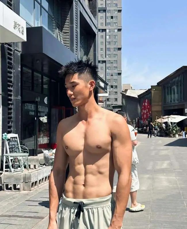  黑皮体育生，人夫感大手臂满满的安全感 