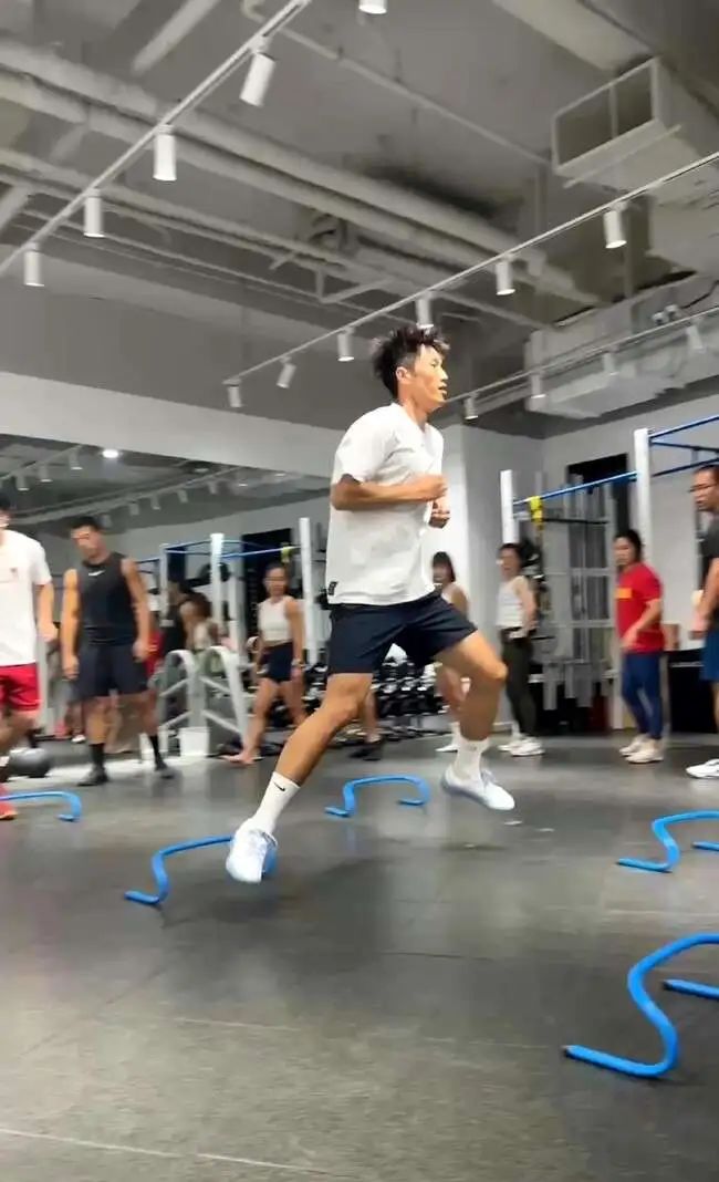  黑皮体育生，人夫感大手臂满满的安全感 