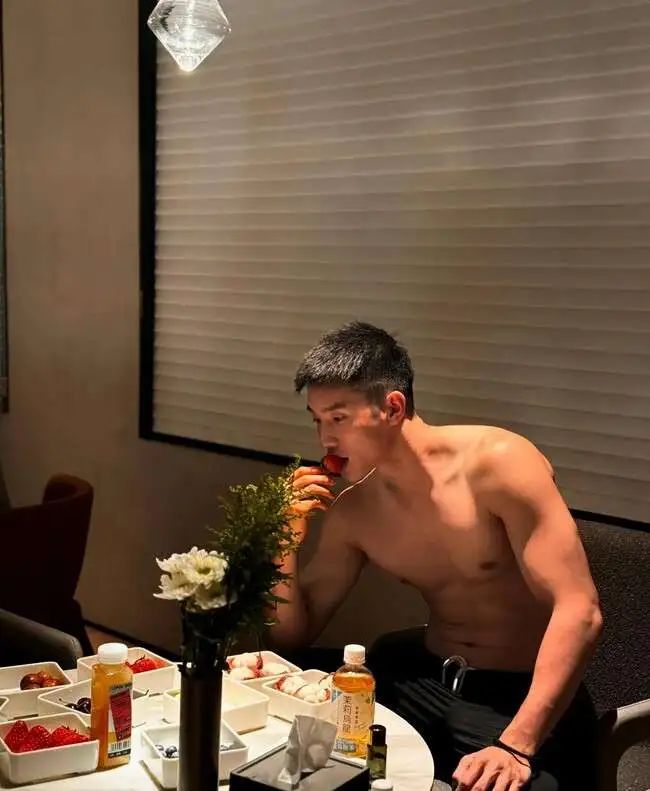  黑皮体育生，人夫感大手臂满满的安全感 