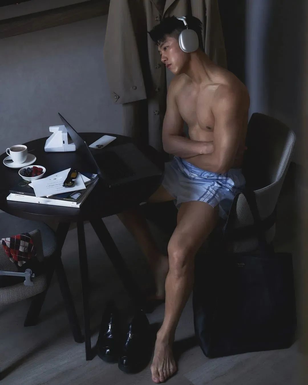 186cm 体育生，室内室外同时拍大片！