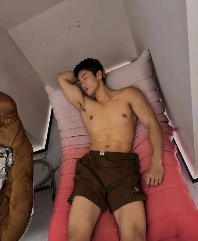  黑皮体育生，人夫感大手臂满满的安全感 