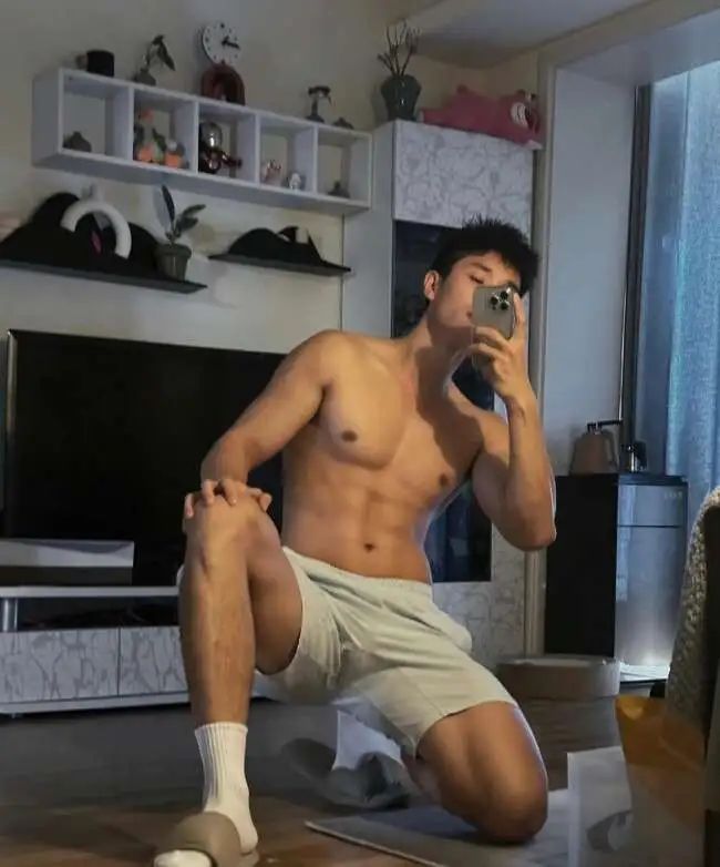 黑皮体育生，人夫感大手臂满满的安全感 