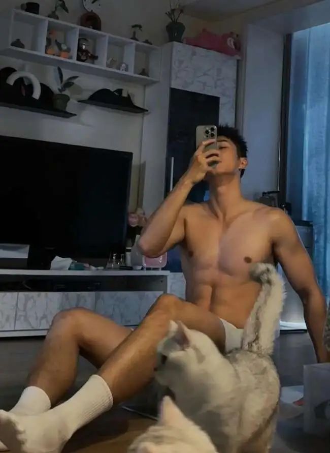  黑皮体育生，人夫感大手臂满满的安全感 