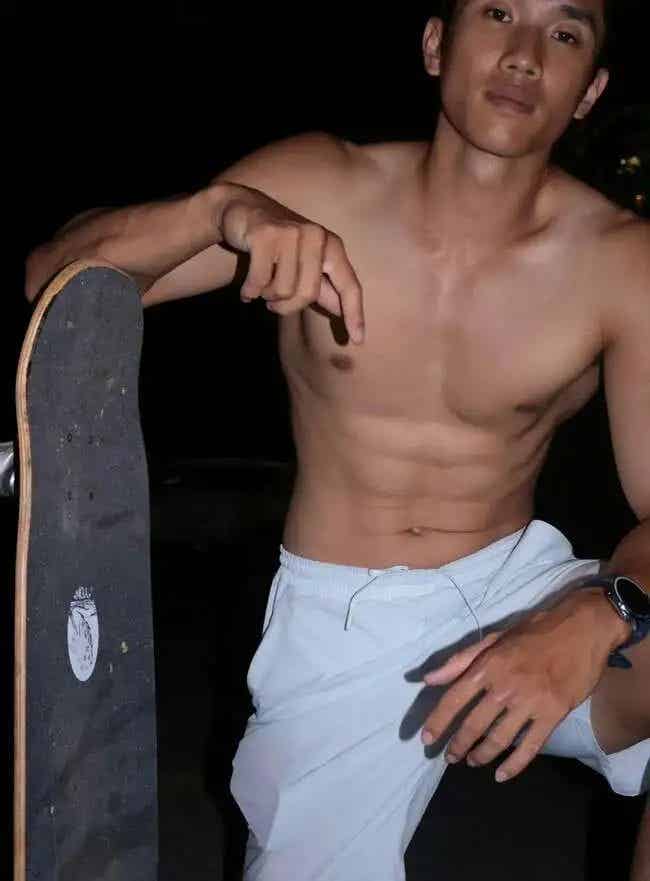 黑皮体育生，人夫感大手臂满满的安全感