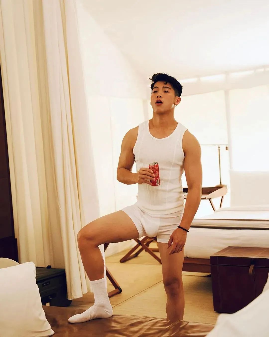 186cm 体育生，室内室外同时拍大片！