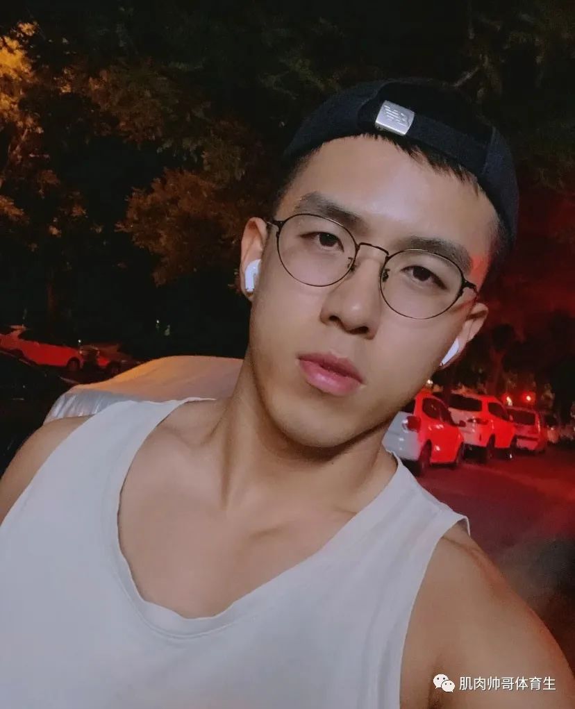 肌肉爷们，五官帅气的型男一枚