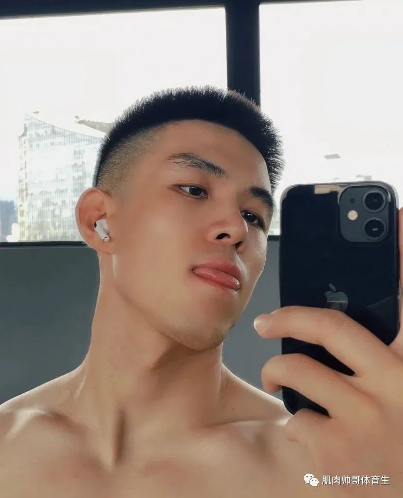 肌肉爷们，五官帅气的型男一枚
