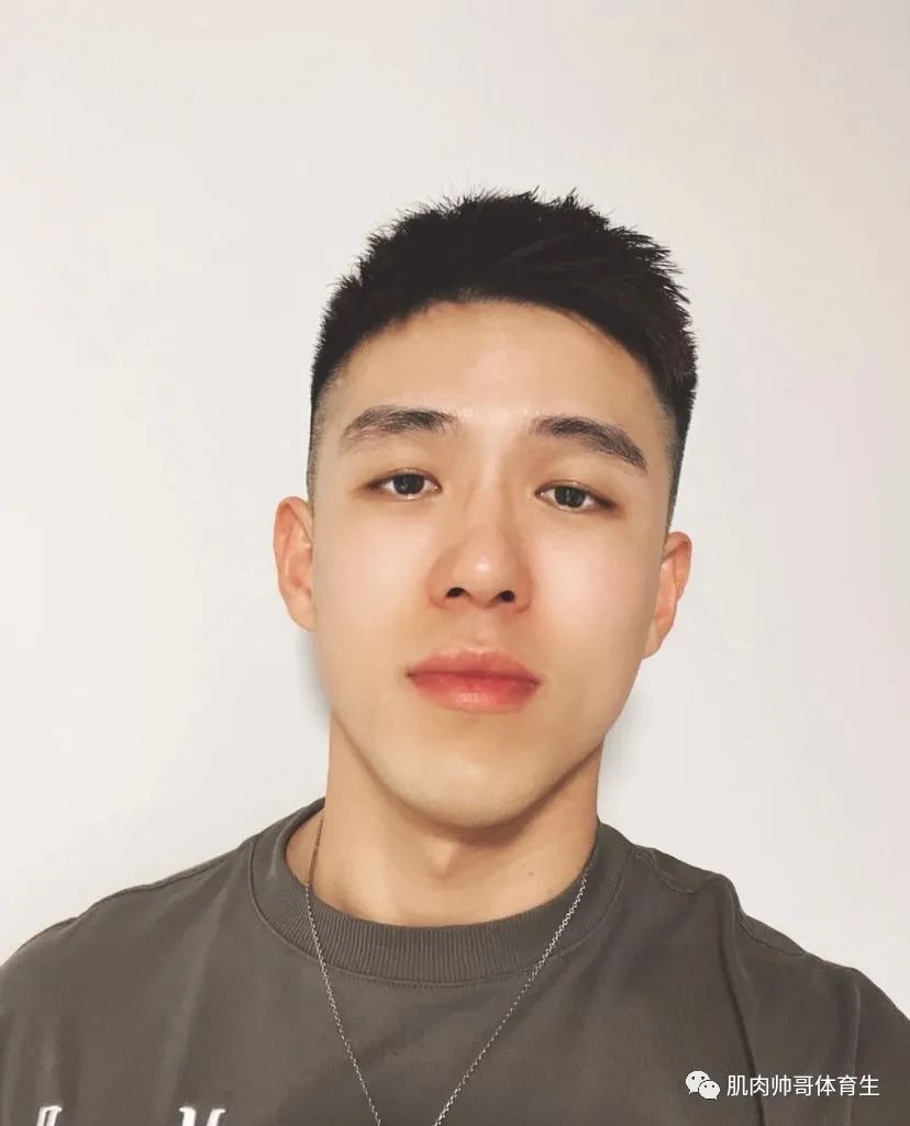 肌肉爷们，五官帅气的型男一枚